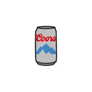 以下が含まれることがあります： Coorsのビール缶の刺繍パッチ。缶はシルバーで、「Coors」の文字は赤い筆記体、青い山のグラフィックが描かれています。缶は黒いアウトラインで縁取られています。