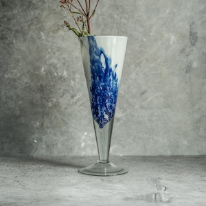 Mundgeblasene blaue und weiße Vase