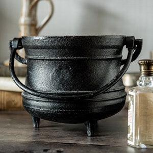 Cast iron round pot, witch's cauldron Halloween atmosphere, 3 legs, "F" on the bottom