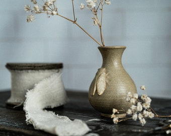 Petit vase à fleurs avec cigale sur le côté