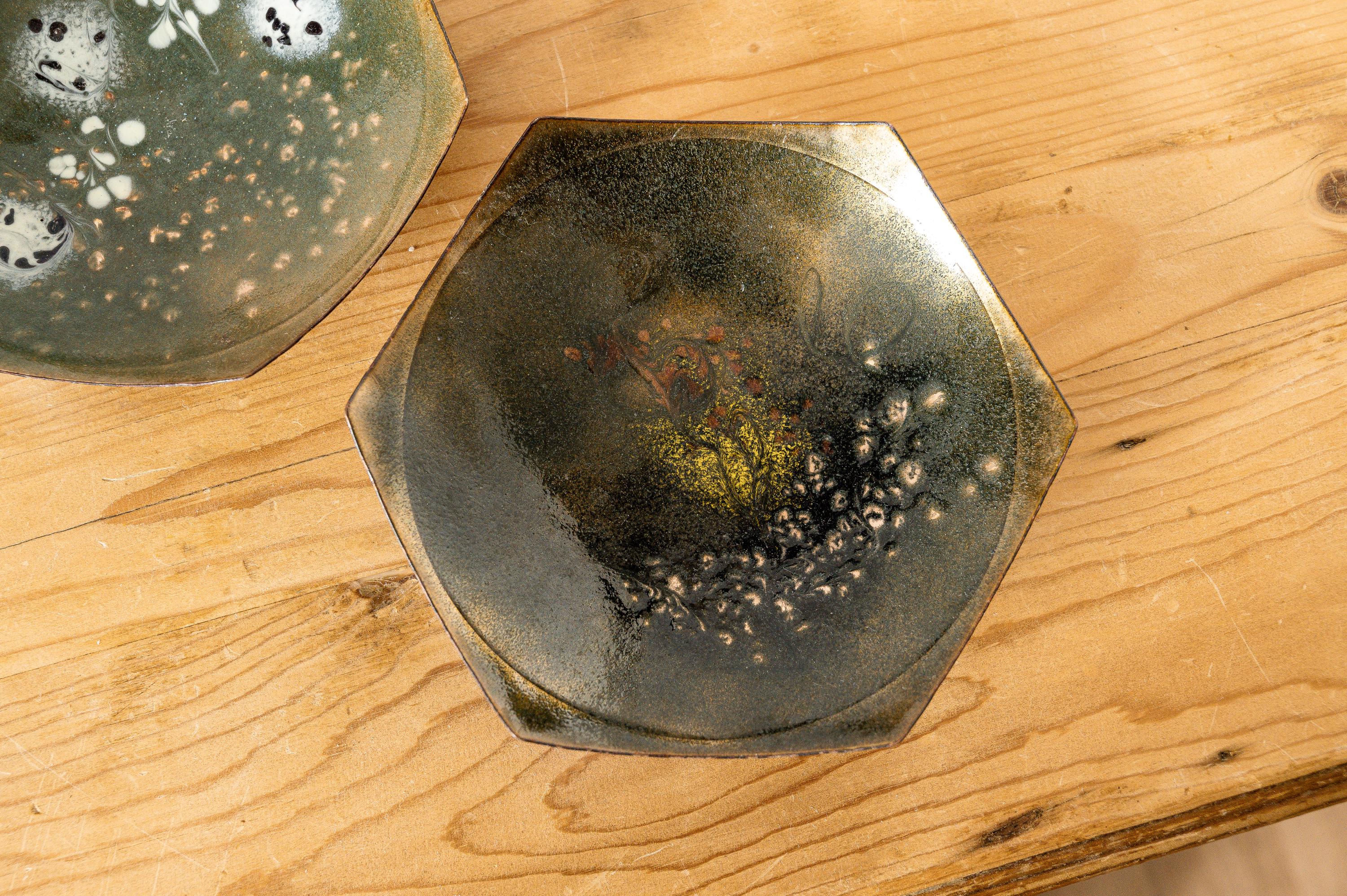 Set of 2 enamel bowls, hexagonal on a leg, blue bottom