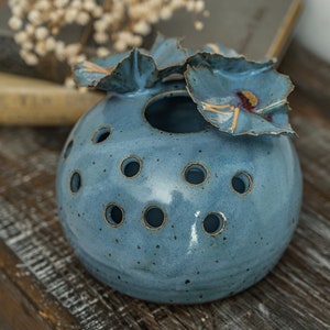 Studio pottery signed flower frog, blauwe ronde bloemen vaas met drie bloemen (kleine beschadigingen, zie foto's)