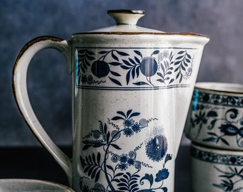 Koffiepot/theepot uit de jaren 70, lichtgrijs met blauwe print