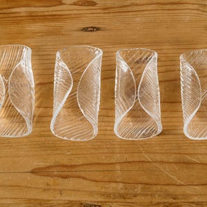 Lindshammer, Svezia. Set di 4 ciotole in vetro. Porta tovaglioli, posate, posacenere. Vetro curvo con nervatura.