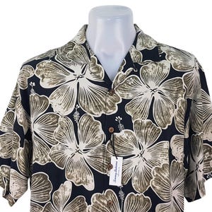 Peut inclure: Une chemise &agrave; manches courtes avec un motif floral de grande taille en beige et vert olive sur fond bleu marine. La chemise est pr&eacute;sent&eacute;e sur un mannequin blanc. Une &eacute;tiquette avec le nom de la marque est attach&eacute;e.