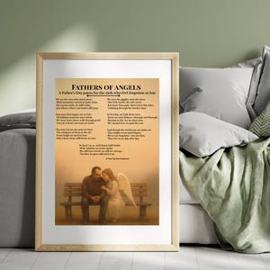 Pode incluir: Impressão emoldurada com um poema intitulado "Pais de Anjos" para o Dia dos Pais. A imagem apresenta um homem e um anjo em um banco. O texto do poema é visível e a moldura é de cor de madeira clara.