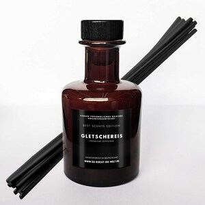 Könnte beinhalten: Eine braune Glasflasche mit einem schwarzen Etikett, auf dem "Best Scents Edition Gletschereis Premium Diffuser" und "Handgefertigt in Deutschland www.so-riecht-die-welt.de" steht. Die Flasche ist mit einer klaren Flüssigkeit gefüllt und hat schwarze Diffusorstäbchen, die aus der Öffnung ragen.