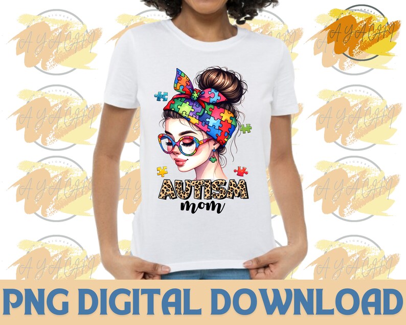 Pu&ograve; includere: Maglietta bianca con un design a puzzle colorato e il testo "Autism Mom" in nero e stampa leopardata marrone.