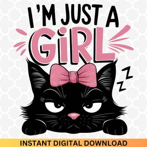 以下が含まれることがあります： ピンクのリボンと「I'M JUST A GIRL」の文字が入った黒猫のイラスト。猫は目を閉じており、頭の横には「zz」の文字があります。「INSTANT DIGITAL DOWNLOAD」の文字が下にあります。