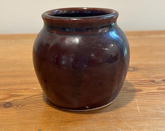 Pote de cerâmica vintage com esmalte marrom, fabricado nos EUA.