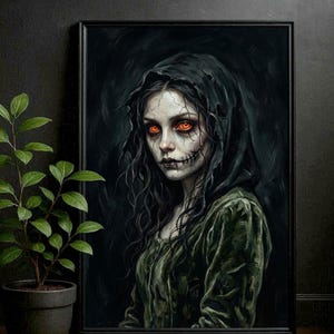 Könnte beinhalten: Gerahmtes Porträt einer Frau mit blasser Haut, genähtem Mund und leuchtend orangefarbenen Augen. Sie trägt ein dunkelgrünes Kapuzenkleid vor dunklem Hintergrund. Das Kunstwerk erinnert an ein gotisches oder Horror-Thema.