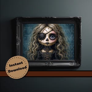 Könnte beinhalten: Gerahmter Digitaldruck mit einer gotischen Puppe mit genähten Gesichtszügen, Augenklappe und langen, lockigen Haaren. Das Kunstwerk befindet sich vor einem türkisblauen Hintergrund mit den Worten "The Black Peacock" und in einem schwarzen, verzierten Rahmen. Ein brauner Kreis mit "Sofort-Download" befindet sich unten links.