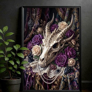 Könnte beinhalten: Ein gerahmter Wandkunstdruck mit einem detaillierten, verzierten Drachenschädel inmitten von tiefvioletten und cremefarbenen Rosen. Die Komposition umfasst komplizierte weiße Spitze, eine Perlenkette und dunklen Stoff mit Goldmustern.
