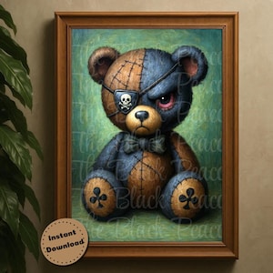 Könnte beinhalten: Gerahmtes Kunstwerk mit einem genähten Teddybären mit Piratenmotiv. Der Bär ist braun und marineblau und trägt eine Augenklappe mit Totenkopf. Das Kunstwerk befindet sich in einem Holzrahmen und trägt die Aufschrift "The Black Peace".