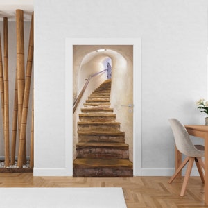 Può includere: Un adesivo per porta con un'immagine dettagliata di una scala in pietra che sale in un arco pieno di luce. I gradini sono in mattoni e legno invecchiati, con un corrimano in legno. L'effetto complessivo è un design architettonico realistico.
