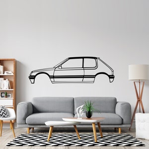 Peut inclure: Silhouette noire et blanche d'une voiture Peugeot 205 vintage sur un fond de mur blanc. La voiture est en vue de profil et fait face à droite.