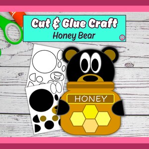 Może przedstawiać: Kolorowy projekt rzemieślniczy z czarnym niedźwiedziem wychodzącym ze słoika miodu. Tekst "Cut & Glue Craft Honey Bear" jest wyświetlany nad niedźwiedziem. Zawiera nożyczki i wycięte kształty.