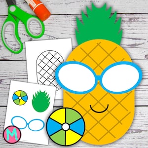 Könnte beinhalten: Eine gelbe Ananas mit blauer Sonnenbrille, grünem Oberteil und einem lächelnden Gesicht. Das Bild enthält ausgeschnittene Papierformen eines Strandballs, einer Sonnenbrille und Ananasdetails sowie eine grüne Schere und einen orangefarbenen Klebestift.