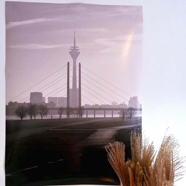 Fotoposter Düsseldorf Nebel Rheinbrücke in Schwarz-Weiß