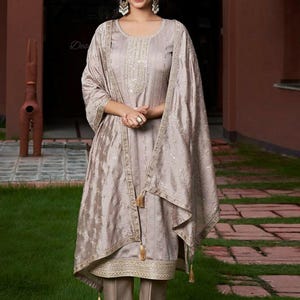 Beżowa haftowana kurta Zari ze spodniami i dupattą - sukienka indyjska - komplet z jedwabnej kurty - strój imprezowy salwar kameez - strój ślubny salwar