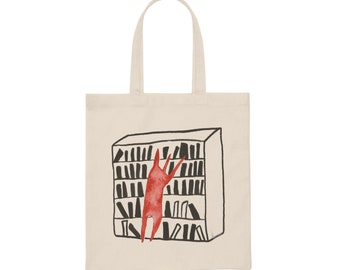 Könnte beinhalten: Eine weiße Einkaufstasche mit einer Schwarzweißillustration einer roten Figur, die nach einem Buch in einem Bücherregal greift.