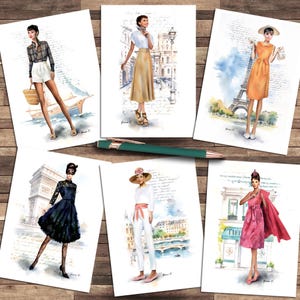 Può includere: Sei illustrazioni di moda ad acquerello raffiguranti donne in abiti eleganti, ambientate su sfondi parigini. Una penna verde con dettagli dorati è appoggiata su una superficie di legno. Le opere d'arte mostrano diversi stili di moda.