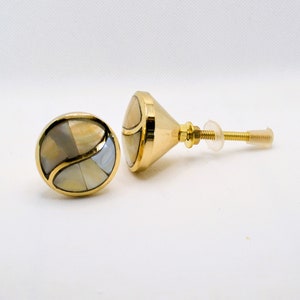 Mother of Pearl Yin Yang Knob, Brass drawer pull, Capiz seashell dresser handle, Cabinet Hardware.   Listing reflects price for one knob.