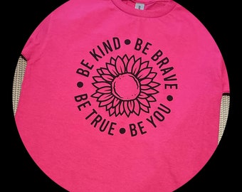 Könnte beinhalten: Pinkes T-Shirt mit einem schwarzen Sonnenblumen-Motiv und dem Text "Be Kind, Be Brave, Be True, Be You".