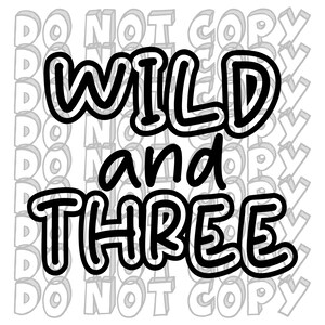 Peut inclure: Texte graphique noir et blanc qui lit "WILD and THREE". Le texte est souligné de lignes noires épaisses et a un style audacieux et ludique.
