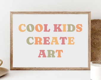 Op de afbeelding: Een ingelijst print met de tekst "COOL KIDS CREATE ART" in kleurrijke, retro-stijl letters. De letters zijn in tinten oranje, roze, groen en geel.