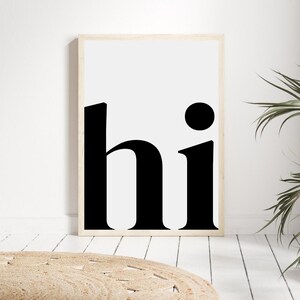 Peut inclure: Une impression noir et blanc encadrée avec le mot "hi" dans une police moderne et audacieuse.