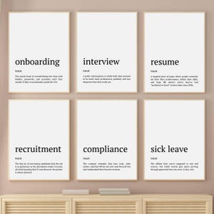 Op de afbeelding: Zes ingelijste kunstdrukken met zwarte tekst op een witte achtergrond. De prints tonen de woorden "onboarding", "interview", "resume", "recruitment", "compliance" en "sick leave". Elke print bevat een definitie.