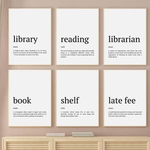 Può includere: Sei stampe d'arte da parete stampabili in bianco e nero con definizioni delle parole "biblioteca", "lettura", "bibliotecario", "libro", "mensola" e "tassa di ritardo".