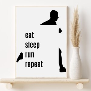 Op de afbeelding: Zwart-witte silhouet van een hardloper met de tekst "eat sleep run repeat" eronder. De afbeelding is op een witte achtergrond.