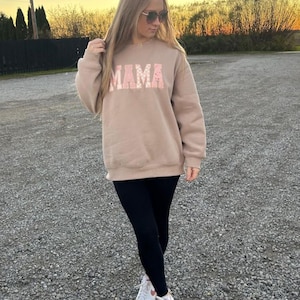 Sudadera bordada de gran tamaño con el mensaje &quot;MAMA Keeping&quot;