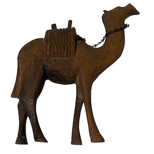 Figurine chameau sculptée à la main en bois d&#39;olivier avec détails de selle et de chaîne des années 1960