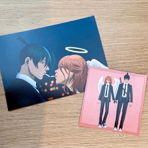 Könnte beinhalten: Zwei Kunstdrucke im Anime-Stil. Einer zeigt ein Paar mit Zigarette, Heiligenschein und Stadtkulisse. Der andere zeigt ein Paar in Anzügen, das sich an den Händen hält, mit Engelsflügeln auf rosa Hintergrund. Der Kunststil ist illustrativ.