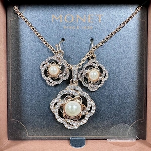 NOS Monet Faux Pearl And Rhinestone Set In Gold Tone Metal Necklace And Earrings