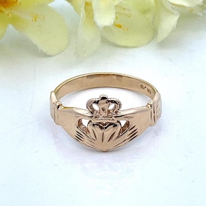 Vintage 10k Yellow Gold Claddagh Ring - Irish Wedding Band, Size 8.25 ~ ET3398
