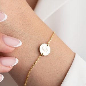 Pulsera personalizada de disco pequeño con inicial, delicada pulsera con inicial de cadena, joyería con inicial personalizada, pulsera con inicial familiar, regalo