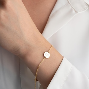 Pulsera delicada con inicial, pulsera personalizada con disco pequeño, joyería delicada hecha a mano, pulsera con letras personalizadas, pulsera con inicial familiar