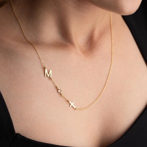 Collar con cruz de lado y piedra natal en oro, collar con piedra natal con inicial en forma de cruz, joyería religiosa, collar cristiano con letra