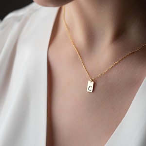 Collar con inicial en oro de 14 quilates, mini collar con monograma, collar grabado personalizado, regalo de San Valentín personalizado para ella, regalo para mamá