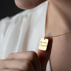 Colgante de oro macizo manuscrito, collar de oro amarillo de 14 quilates, dije rectangular grabado, joyería personalizada, regalo de escritura a mano para ella