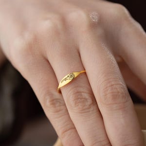 Personalisierter Geburtsblumenring Personalisierter Geburtsmonat Blumenring Zierlicher gravierter Blumenring mit Geburtsblumen-Gold-Geburtsblumenring für Mama