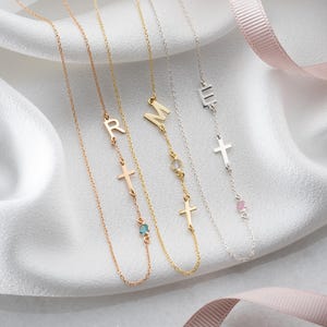 Collar con inicial de cruz lateral y piedra de nacimiento, collar con inicial de cruz personalizado y piedra de nacimiento, joyería religiosa, collar con letras