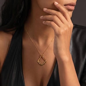 Seashell Ring Holder Necklace, Custom Engagement Ring Holder Pendant, Dainty Ring Keeper Pendant Necklace,Anniversary Gift for Nurse Doctors