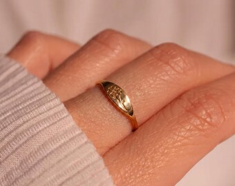 Custom Birth Flower Ring Personalized Birth Month Flower Ring Dainty Engraved Flower Ring with Birth Flower Gold Birthflower Ring for Mom