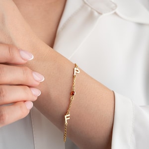 Pulsera delicada con piedra de nacimiento inicial, pulsera con piedra de nacimiento con inicial, pulsera con letra pequeña con piedra de nacimiento, pulsera con piedra de nacimiento con iniciales