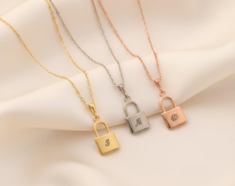 MUSのゴールド南京錠チョーカーシルバージュエリー、刻印入りロックイニシャルペンダント、南京錠ネックレスギフト